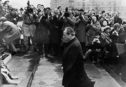 Вили Бранд коленичи пред жертвите на нацизма - жест на прошка и покаяние