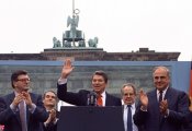 Роналд Рейгън: Господин Горбачов, разрушете тази стена!