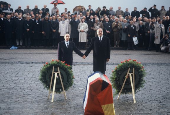 Bundeskanzler Kohl in Frankreich 1984 / Gedenken der gefallenen Soldaten in Verdun